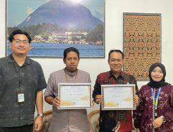 Kepala RRI Sintang Menerima Penghargaan dari KPPN Sintang