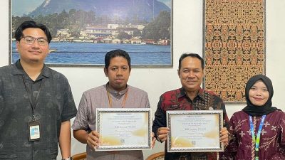 Kepala RRI Sintang Menerima Penghargaan dari KPPN Sintang