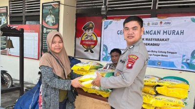 Polsek Nanga Mahap Salurkan 100 Karung Beras SPHP