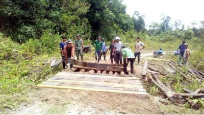 Warga Sungai Abau Gotong Royong Perbaiki Jembatan Penghubung