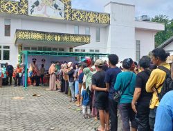 Jelang Nataru, Warga Sintang Sambut Operasi Pasar
