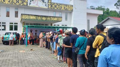 Jelang Nataru, Warga Sintang Sambut Operasi Pasar