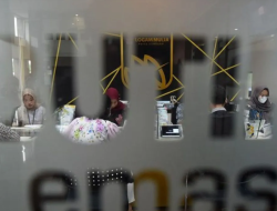 Harga emas Antam Senin melorot Rp50.000 per gram