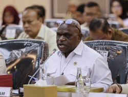 Menteri Pigai Curiga Ada Skenario Pojokkan Pemerintah di Balik Pelaporan Feri Amsari-Ubedilah Badrun