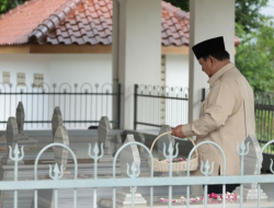 Prabowo Ziarah ke Makam Kakeknya di Sela Kunjungan di Banyumas